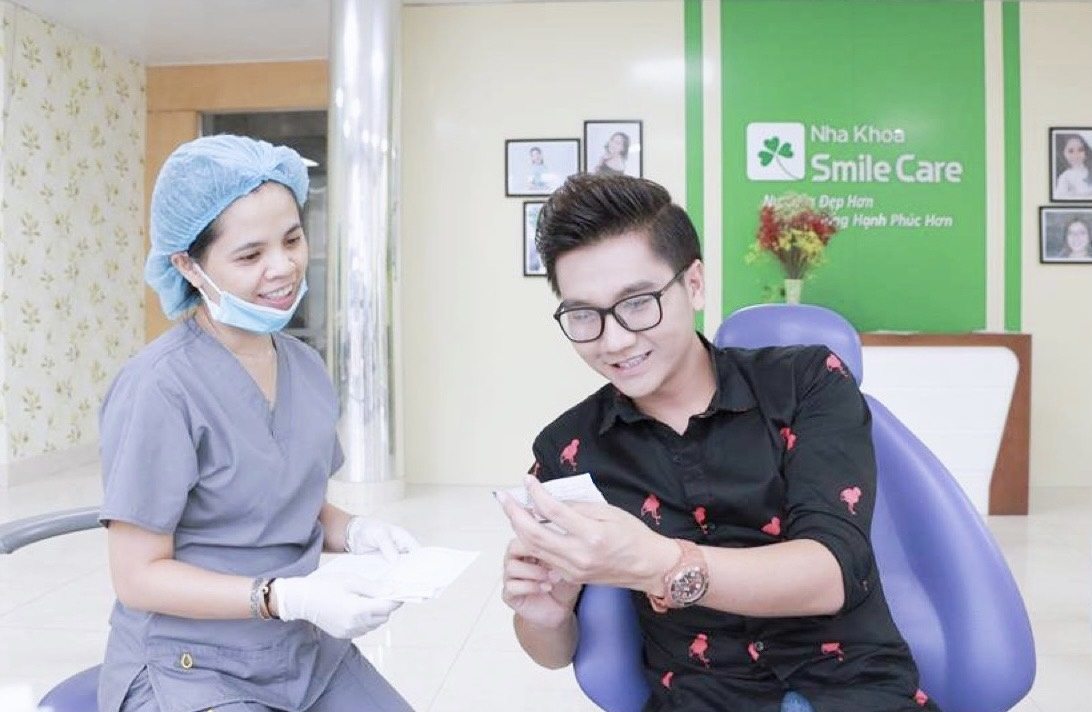 MC Công Tố chụp ảnh cùng bác sĩ Thảo khi niềng răng trong suốt tại Nha khoa Smile Care 