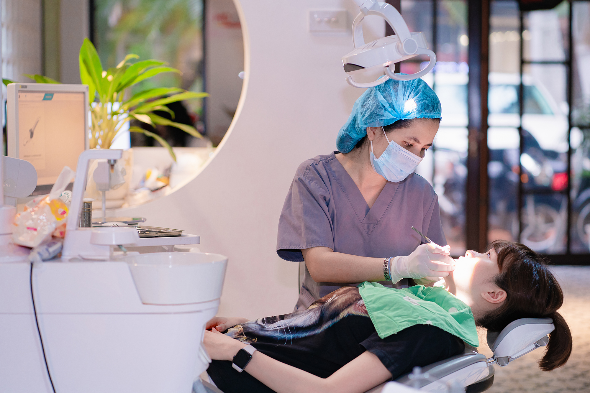 bác sĩ nha khoa niềng răng có làm răng yếu đi không